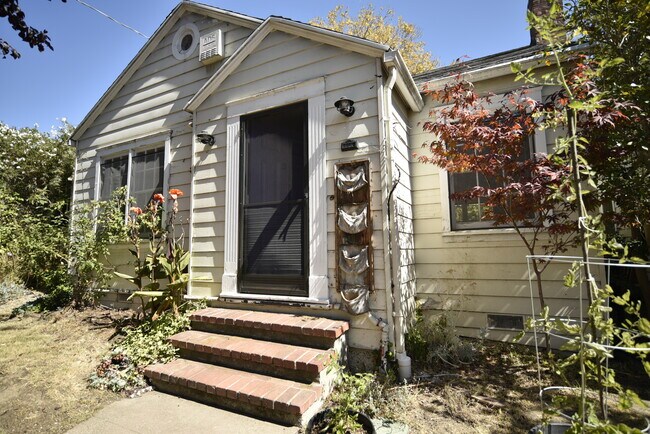 Building Photo - 124 Moss Ave