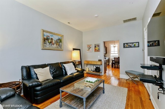 Living Room - 2019 W Moffat St