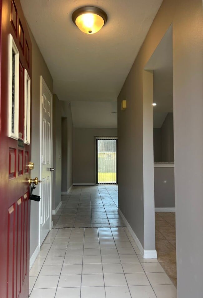 Building Photo - Updated & Remodeled 2/2 Townhouse in Kissi...
