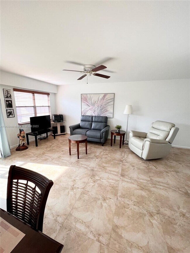 Foto del edificio - 300 SW 130th Terrace