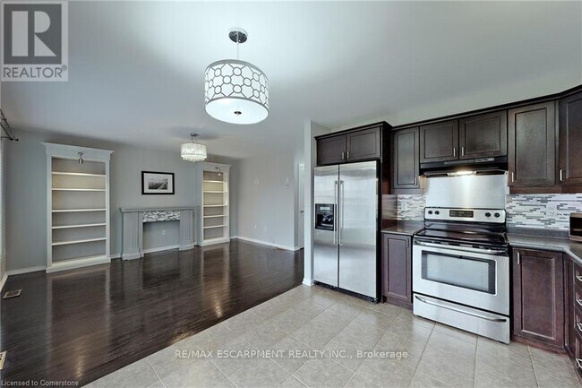 Building Photo - 1005 Farmstead Dr