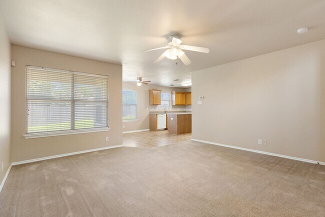 Foto del edificio - Charming Home Awaits: Spacious & in a Prime Location