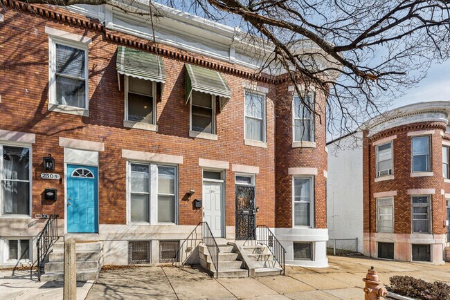 Building Photo - 3 Bedroom Townhome