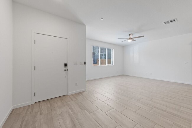 Foto del edificio - Brand New 3 Bedroom Townhome with Premium ...