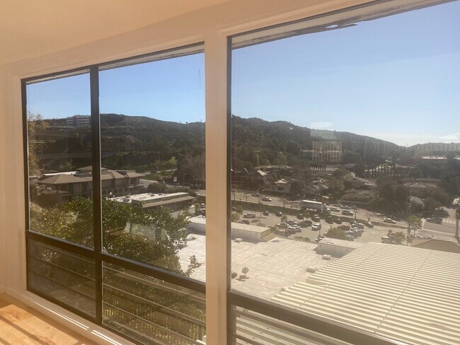 Foto del edificio - 1994 Hilldale Dr