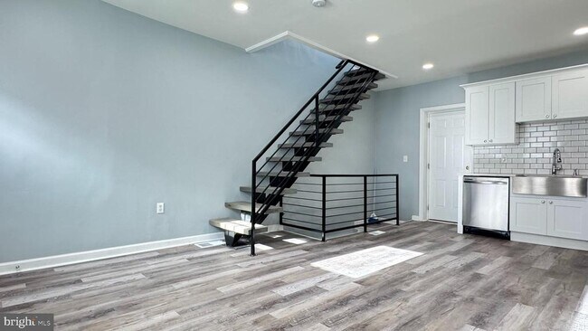 Building Photo - 163 W Palmer St