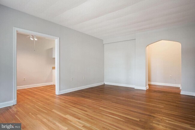Foto del edificio - Spacious 1BR/1BA in Fabulous Cathedral Hei...