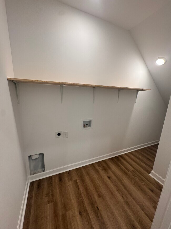 Building Photo - Hicks Duplex