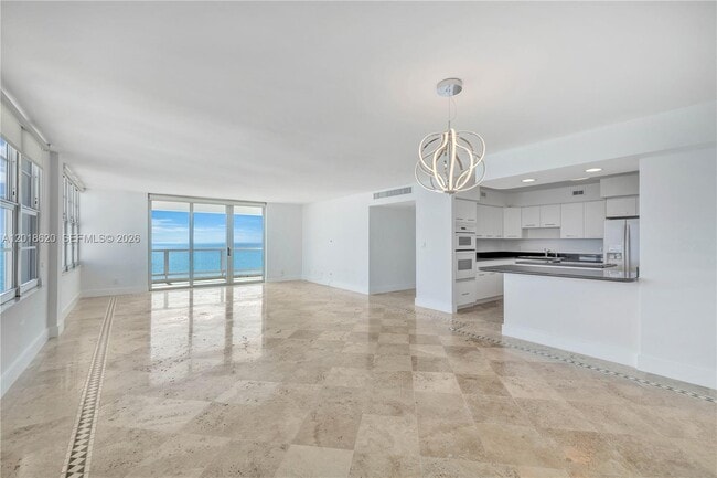 Foto del edificio - 5151 Collins Ave