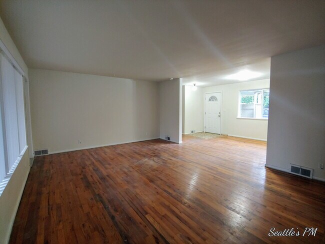 Foto del edificio - "Charming 2-Bed Retreat with Gleaming Hardwood Floors in Prime Seattle Location!"