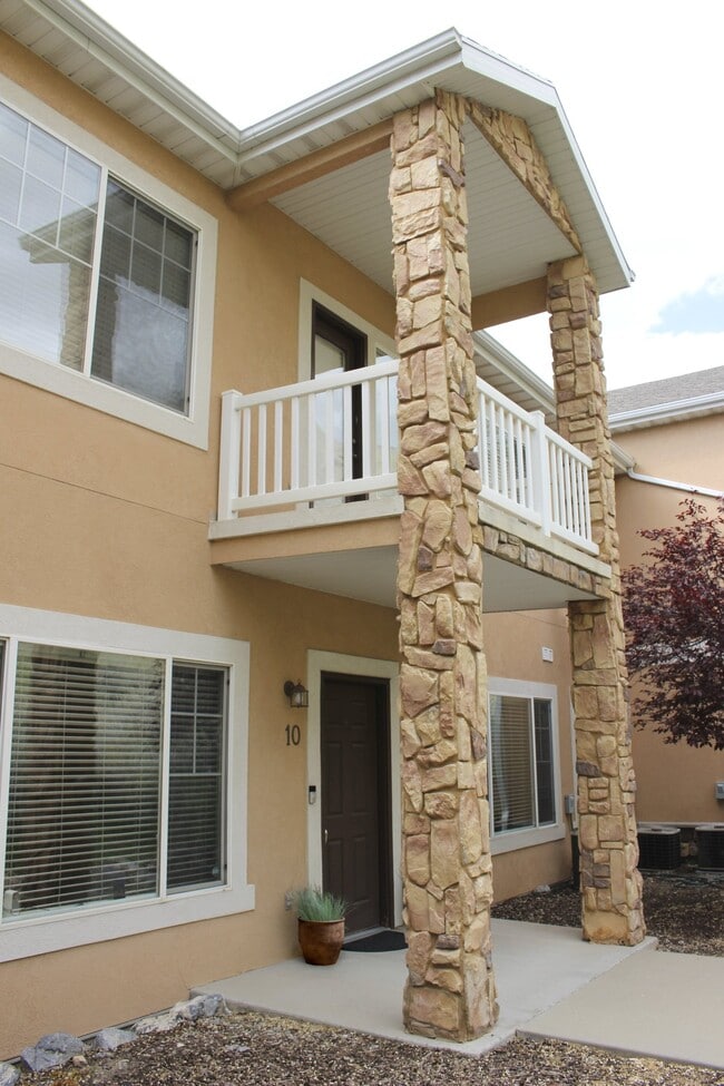 Building Photo - 1145 Canyon Meadow Dr