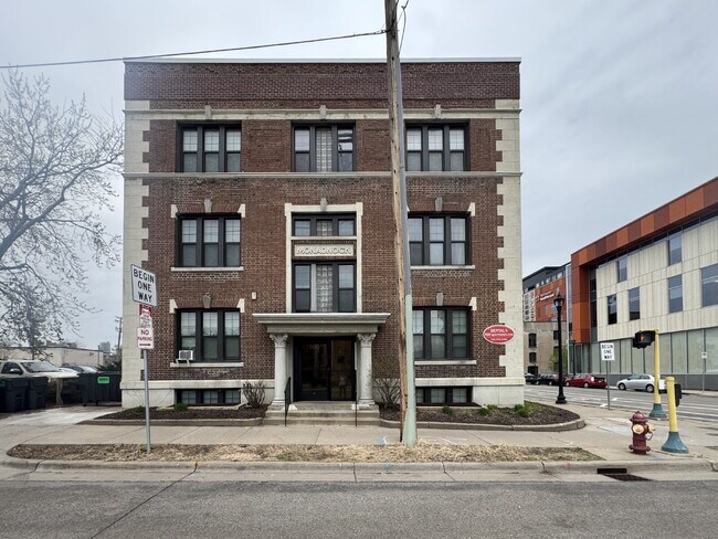 Foto del edificio - "Chic Urban Studio Retreat in Minneapolis - Cozy 410 Sq Ft with Modern Comforts!"