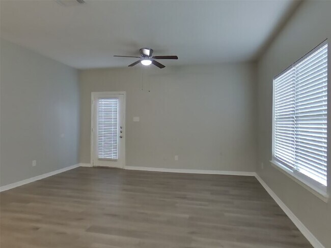 Foto del edificio - 21214 Peachvine Ln