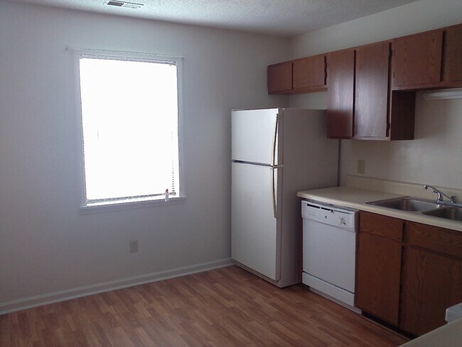 Building Photo - 2 Bedroom, 1 Bath Downstairs Apartment