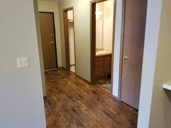 Building Photo - 400 Village Dr