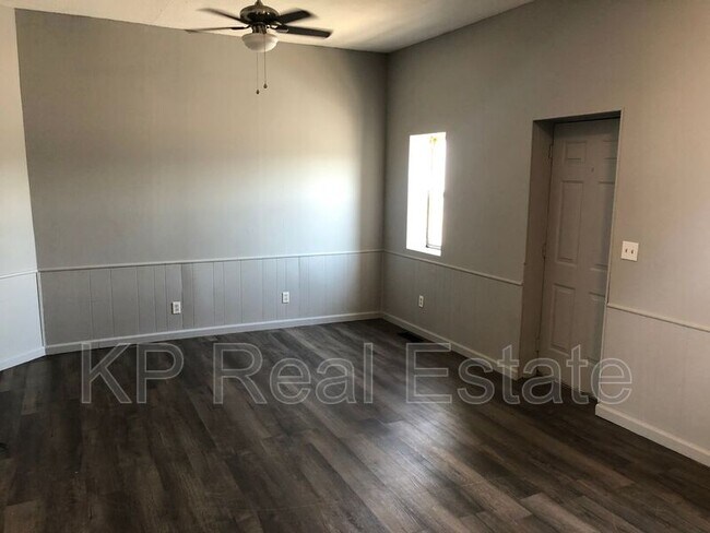 Foto del edificio - 28 W Main St