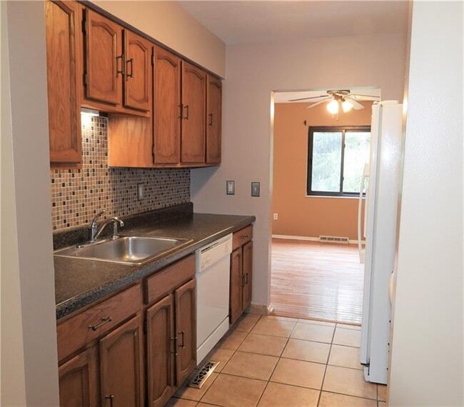 Building Photo - 104 Springwater Ct