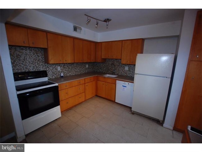 Building Photo - 1814 Crest Dr