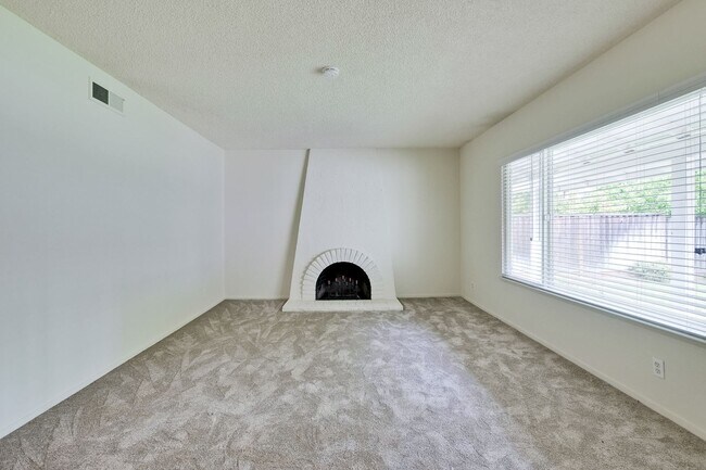 Building Photo - Nicely Refreshed Single Story 4 BR/2BA Gre...