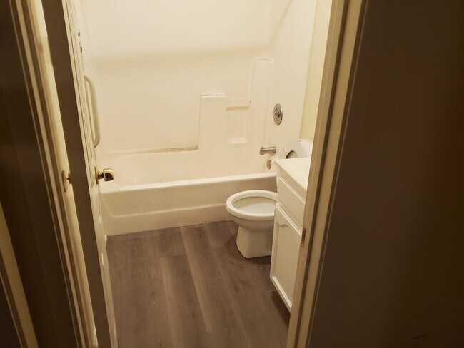 Bath - 4068 Newton Ave