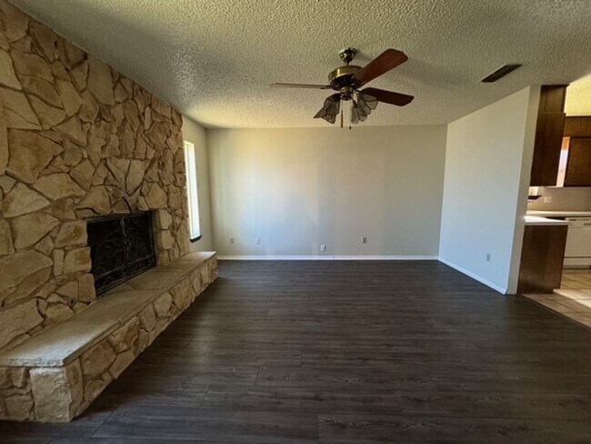 Building Photo - Comfy & Spacious 3 Bed Home! Mesa School District!