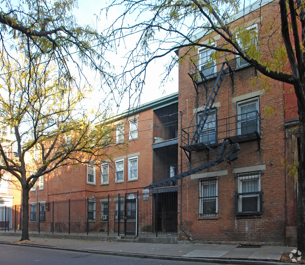 Primary Photo - 108 Green St
