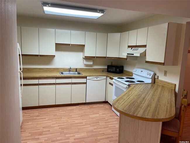 Building Photo - 27 Greenmeadow Dr