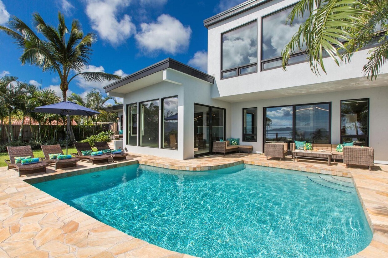 Foto principal - Luxurious & Private Modern Home w/Pool, AC...