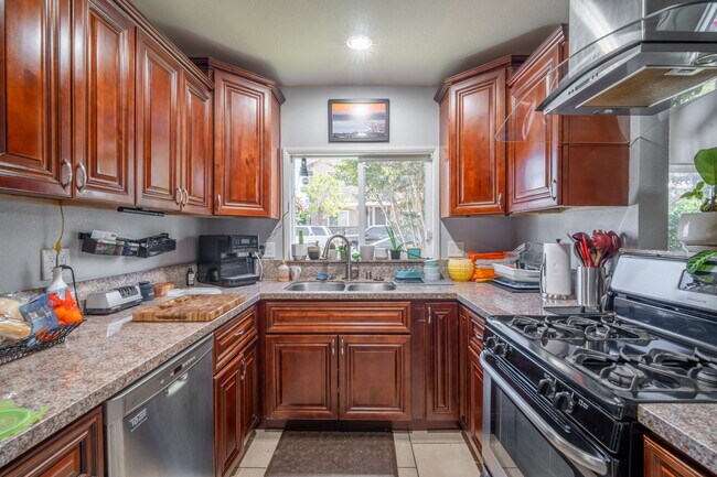 Cocina acogedora - 2703 Gates Ave