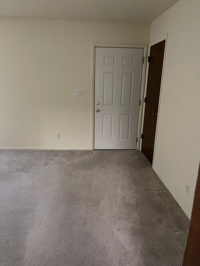 Building Photo - Super clean Townhome located in Ozark!!! 2...