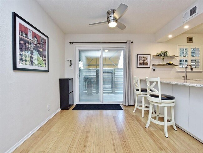 Foto del edificio - 7801 Shoal Creek Blvd