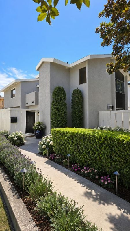 Building Photo - 1334 Engracia Ave