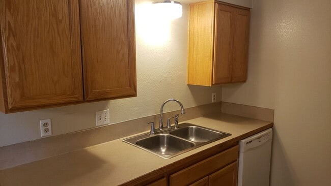 Building Photo - Nice 2 Bedroom with Garage.