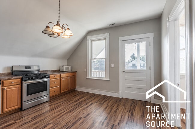 Building Photo - 2853 W Dickens Ave