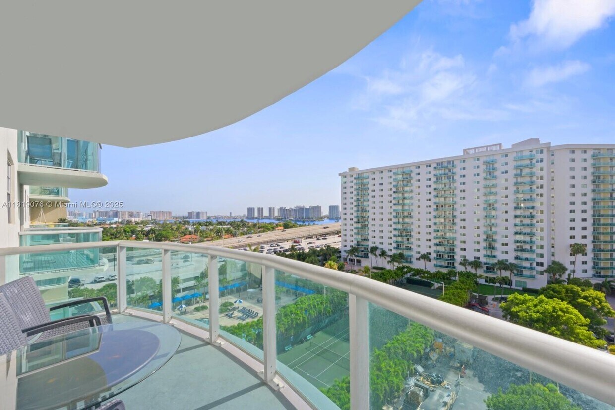 Foto principal - 19370 Collins Ave