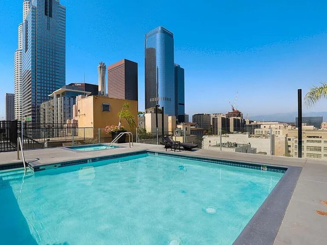 Foto principal - Awesome 2 Bedroom 1 bath unit Downtown LA ...