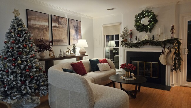 Foto del edificio - 6535 Cypress Point Rd