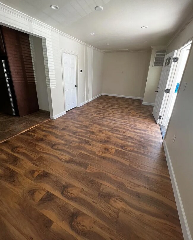 Living room - 1243 N Kenmore Ave