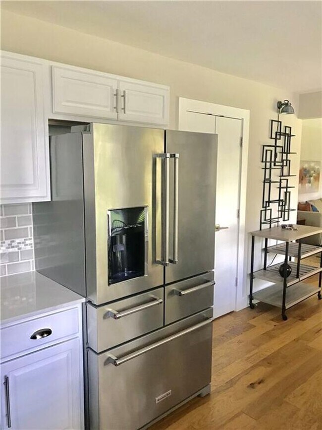Building Photo - PRELEASING FOR JANUARY! 3/2 with Vinyl Flo...