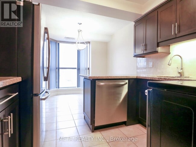 Building Photo - 67 Caroline St S