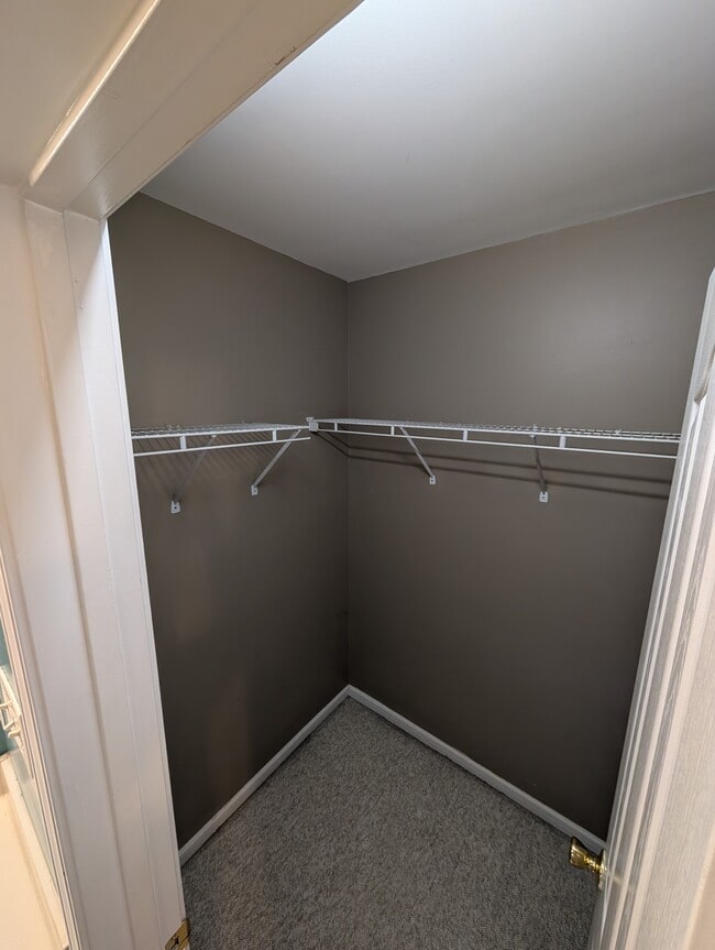 Armario - 1535 Sylvia Ct