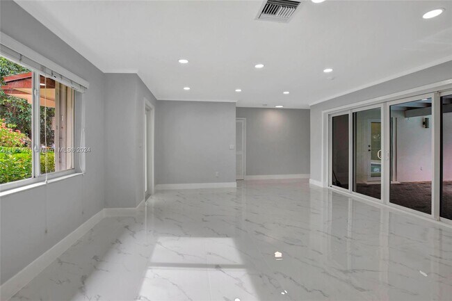 Foto del edificio - 2211 NE 62nd St