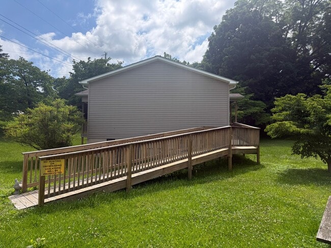 Building Photo - 3-Bedroom Home in Algood with Shaded Backyard