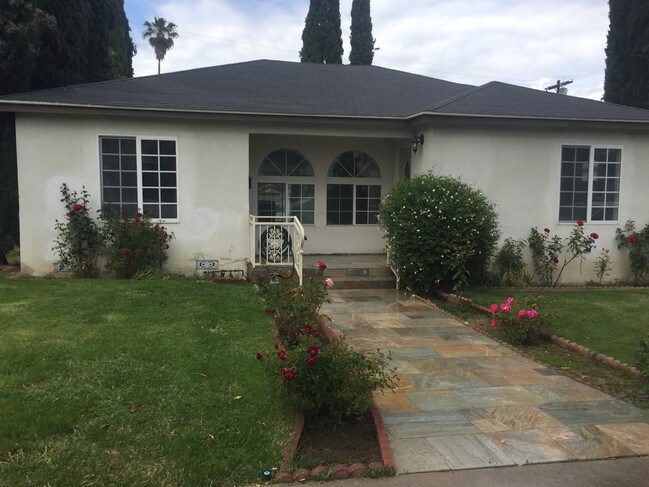 Foto del edificio - 16843 W Magnolia Blvd