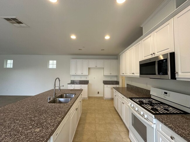 Building Photo - 5 BEDROOM HOME FOR LEASING IN EASTVALE