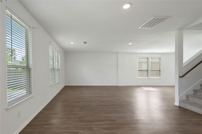 Building Photo - 229 Seven Pnes Dr