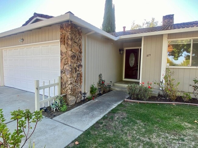 Building Photo - Beautifully Updated & Spacious 3 Bedroom 2...