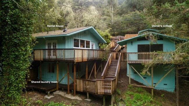 Vista de la propiedad desde el arroyo. La casa de alquiler está a la izquierda y la casa del propietario a la derecha. La lavandería compartida se encuentra en la planta baja de la casa de alquiler y se accede a ella por una escalera exterior. - 665 Cathedral Dr