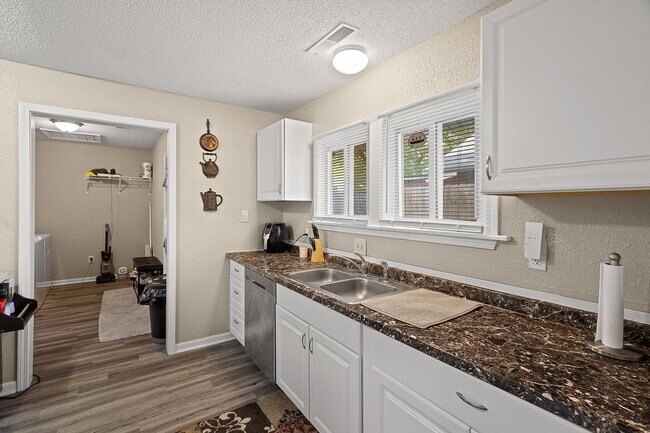 Foto del edificio - Charming 3 Bedroom Home Near Columbia College