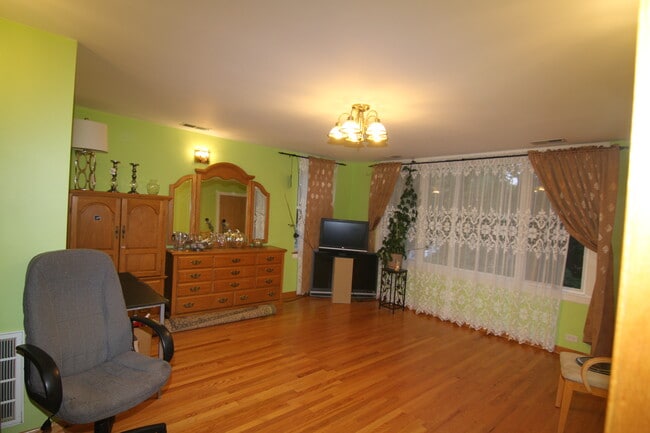 Building Photo - 4431 N Melvina Ave